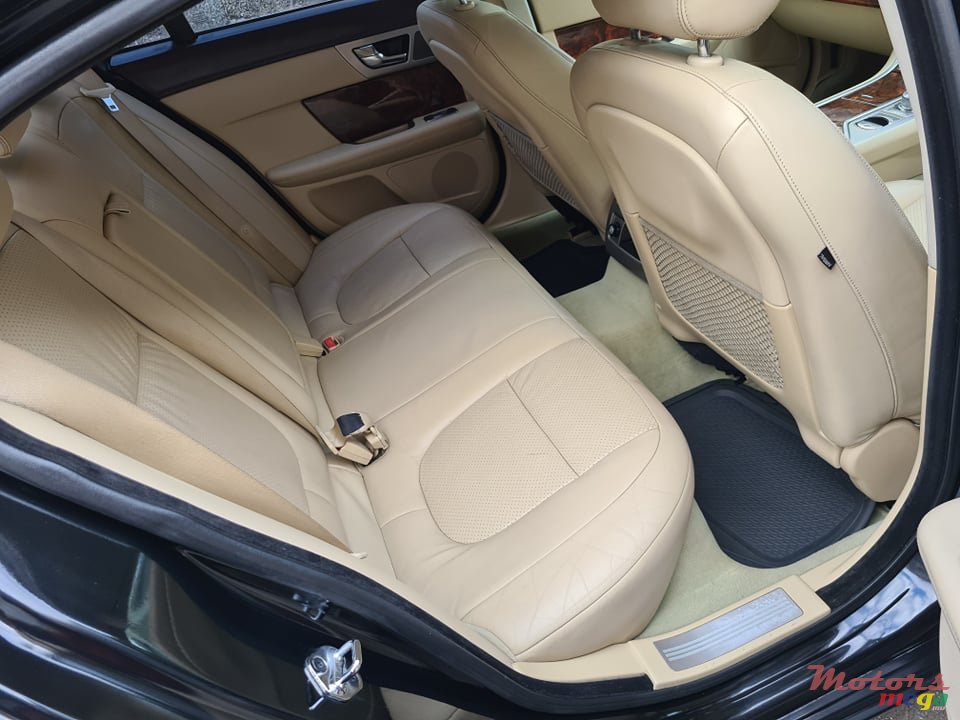 2010' Jaguar XF photo #6