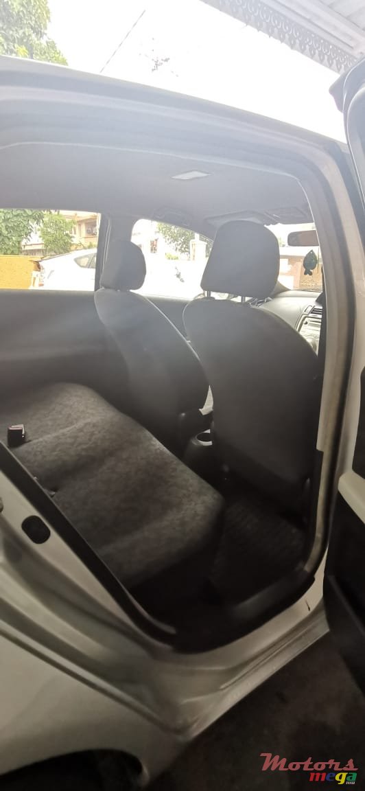 2010' Toyota Vitz photo #4