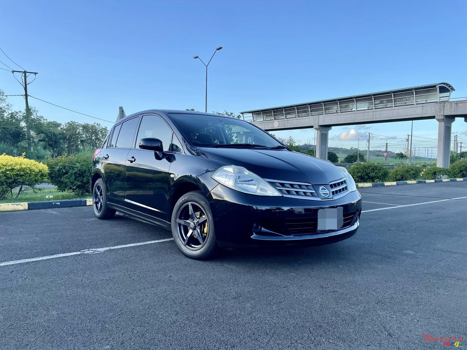 2011' Nissan Tiida photo #1