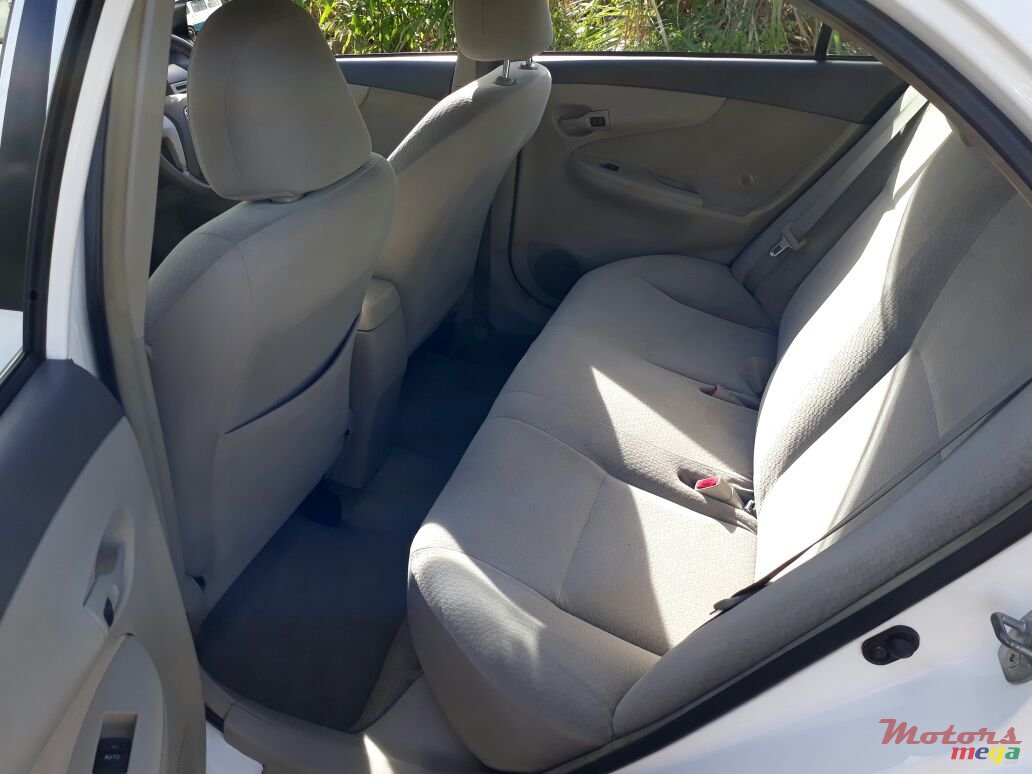 2009' Toyota Axio photo #3