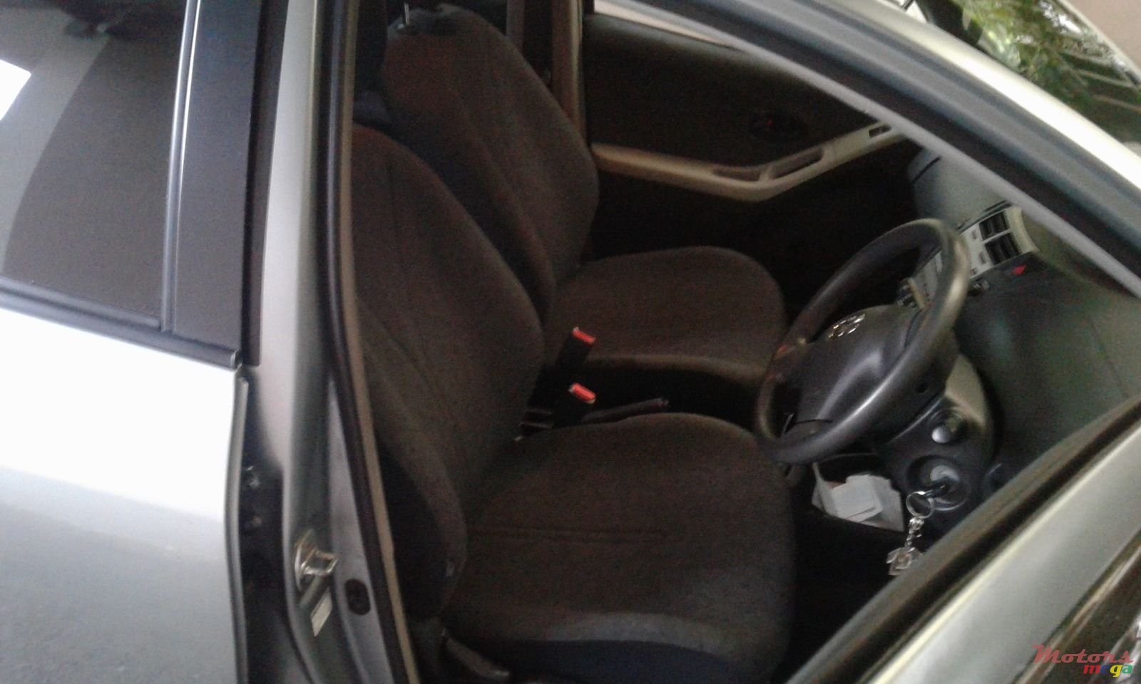 2010' Toyota Vitz photo #5