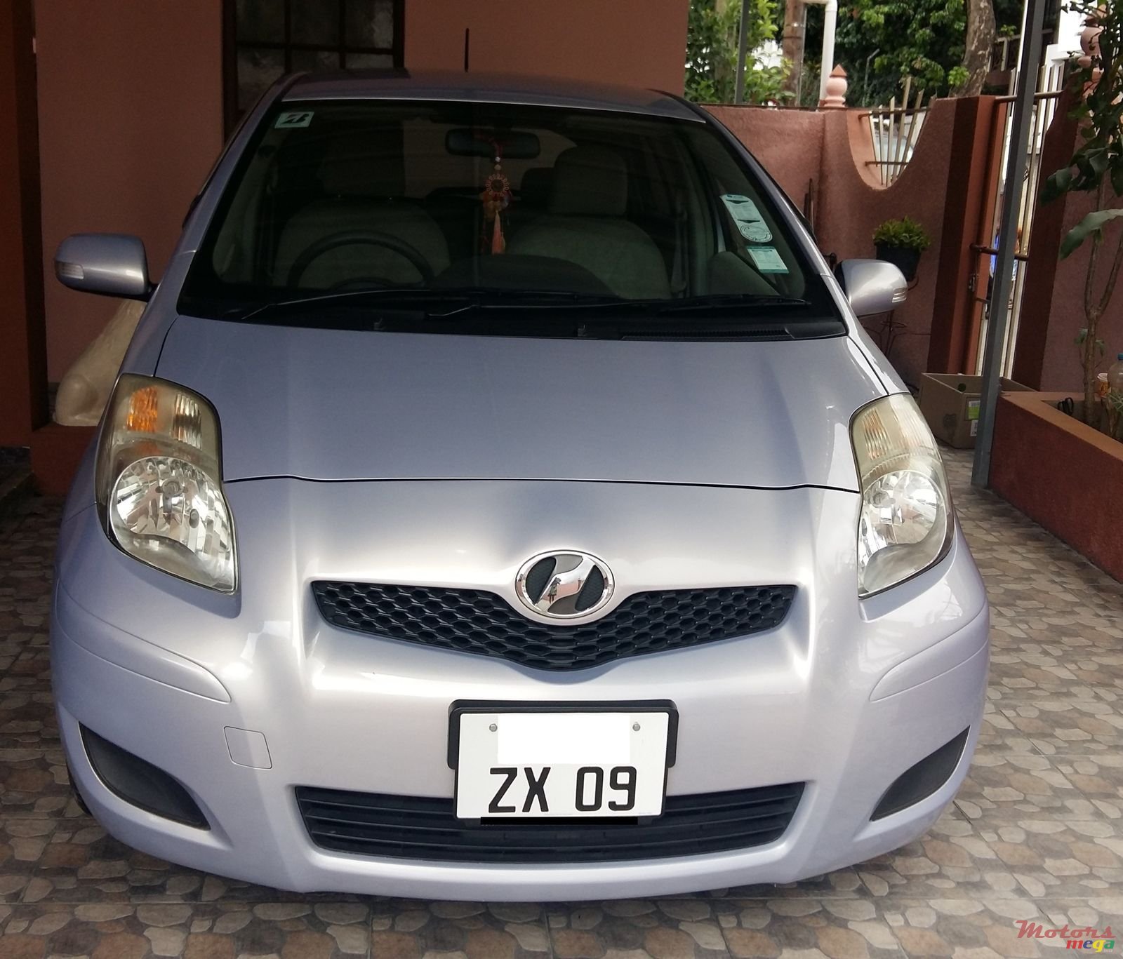 2009' Toyota Vitz photo #1