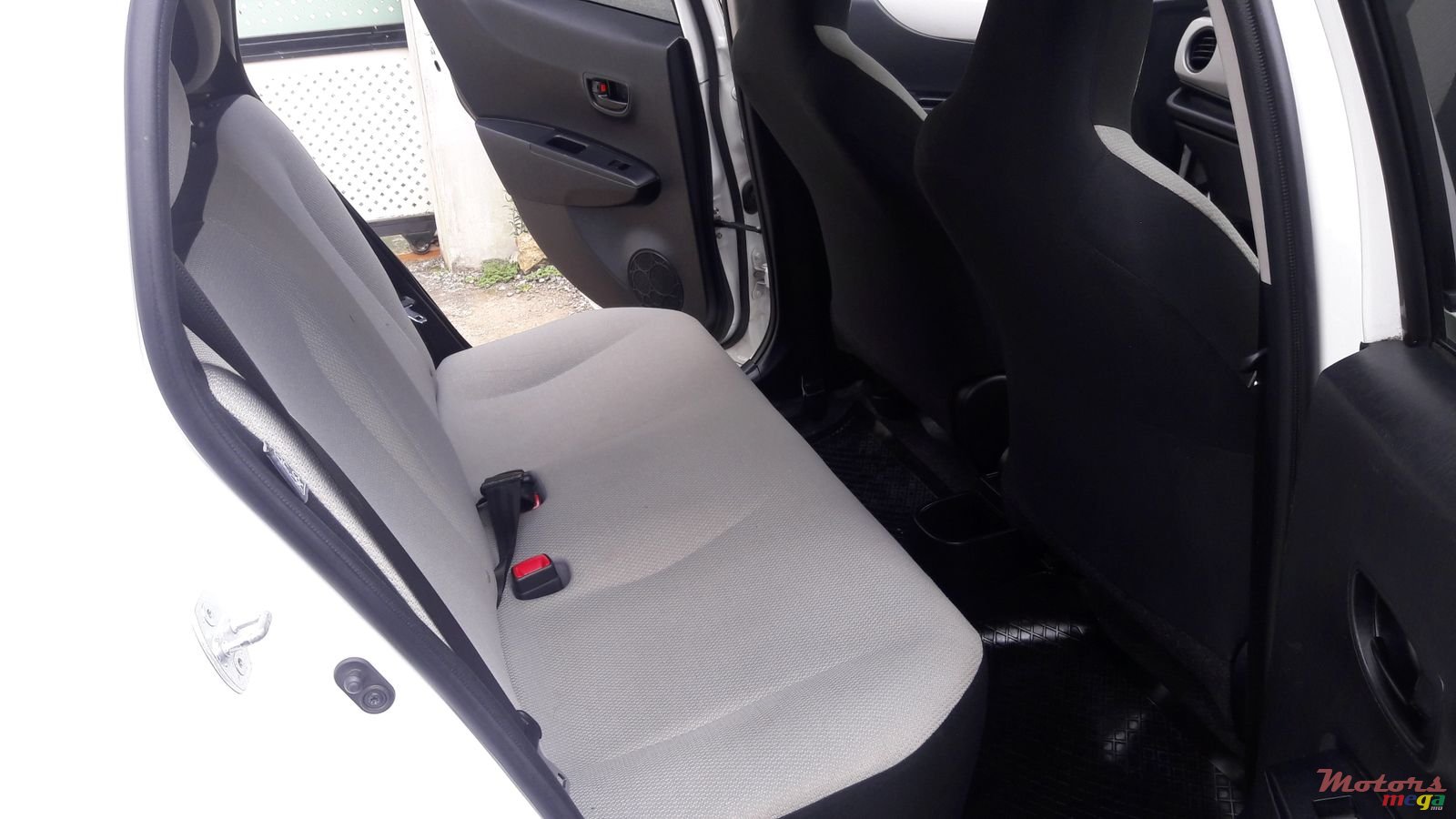 2012' Toyota Vitz 1320cc photo #2