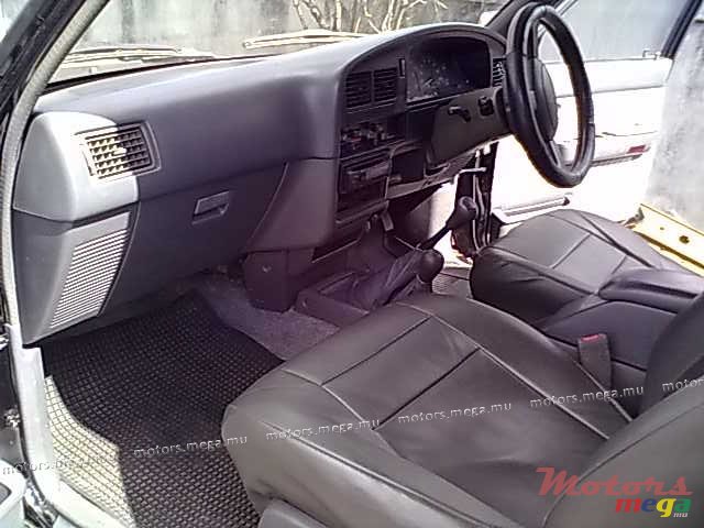 1995' Toyota 4X4 HILUX photo #2
