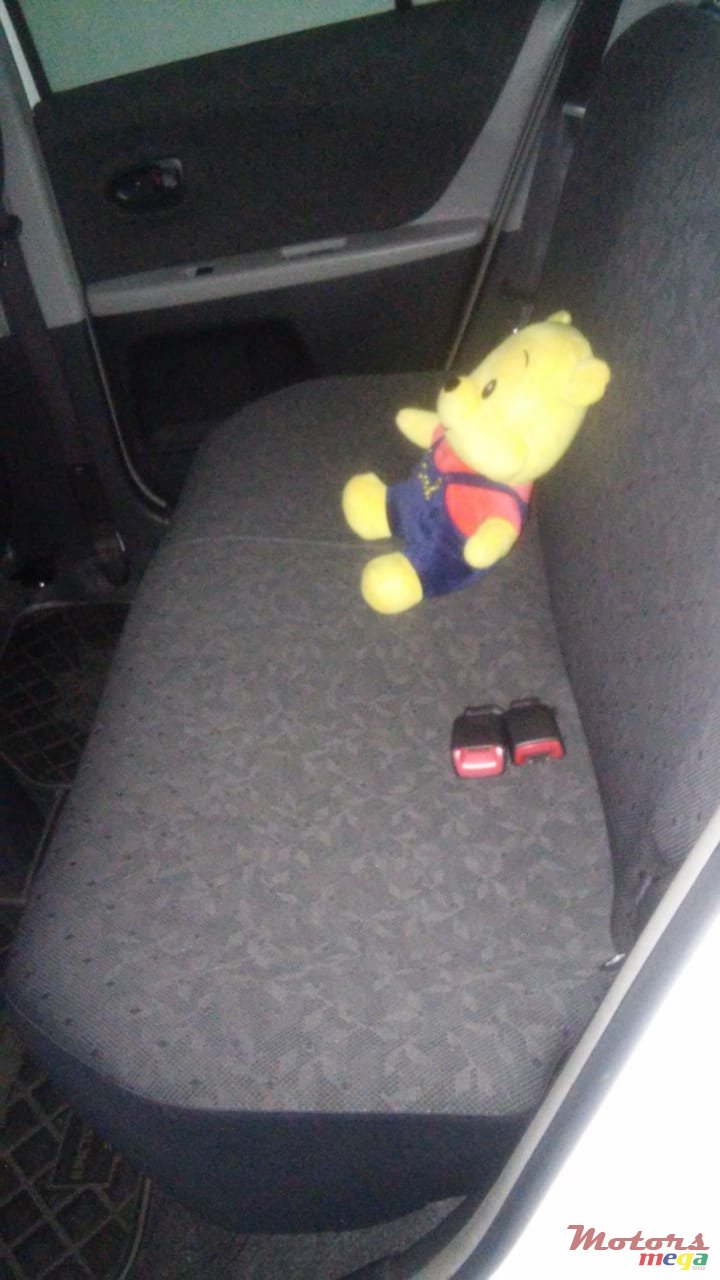 2009' Toyota Vitz photo #3