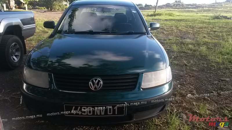 2001' Volkswagen Passat photo #1