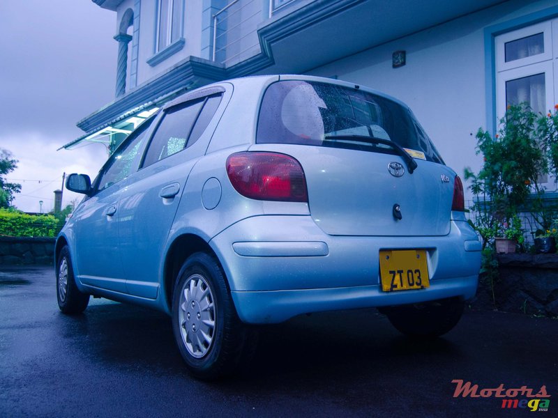 2003' Toyota Vitz photo #2