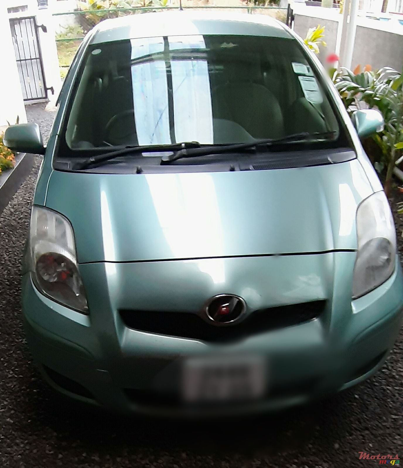 2009' Toyota Vitz photo #1