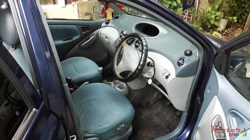 1999' Toyota Vitz photo #7