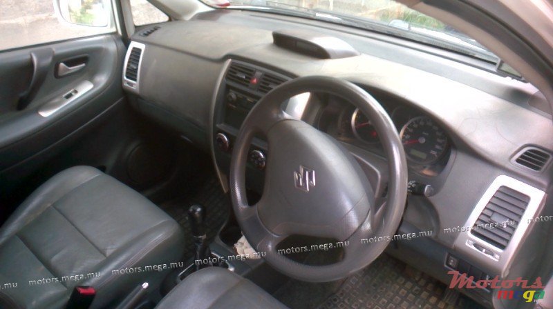 2005' Suzuki Liana photo #2
