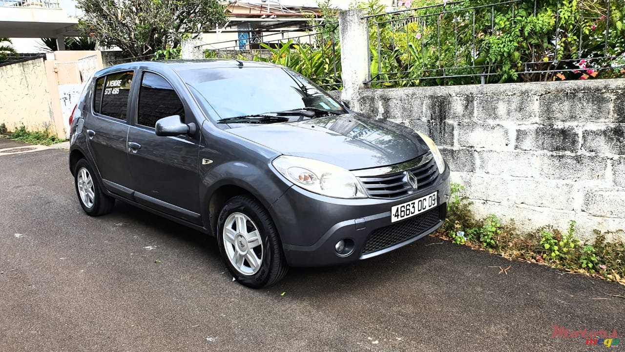 2009' Renault Sandero photo #2