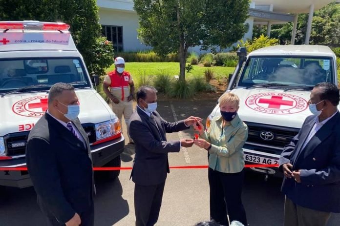 Covid-19 : l’ambassade des États-Unis fait don de 2 véhicules à la Croix-Rouge de Maurice
