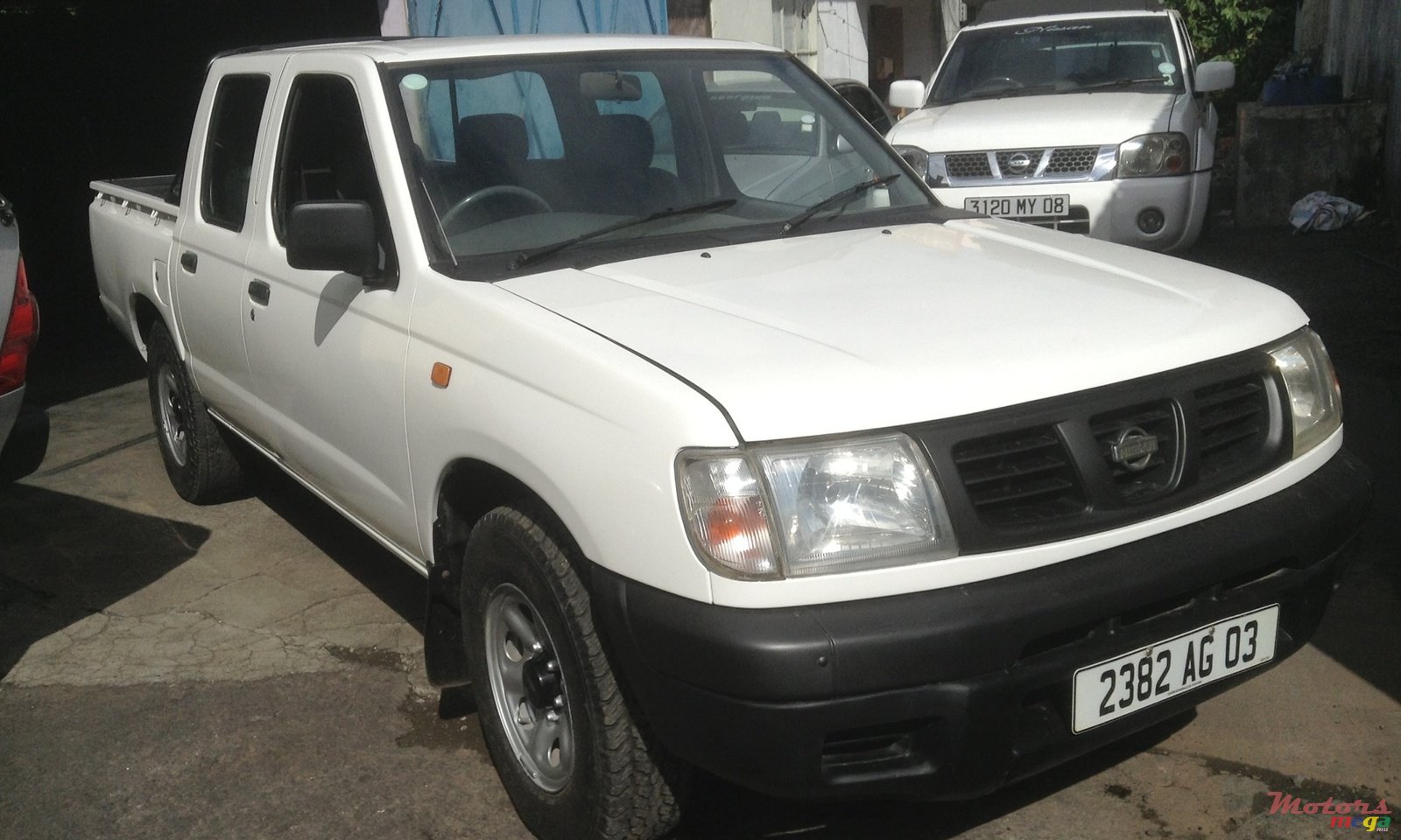 2003' Nissan Hardbody 2.7 photo #2