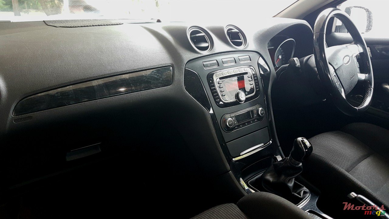 2012' Ford Mondeo photo #3