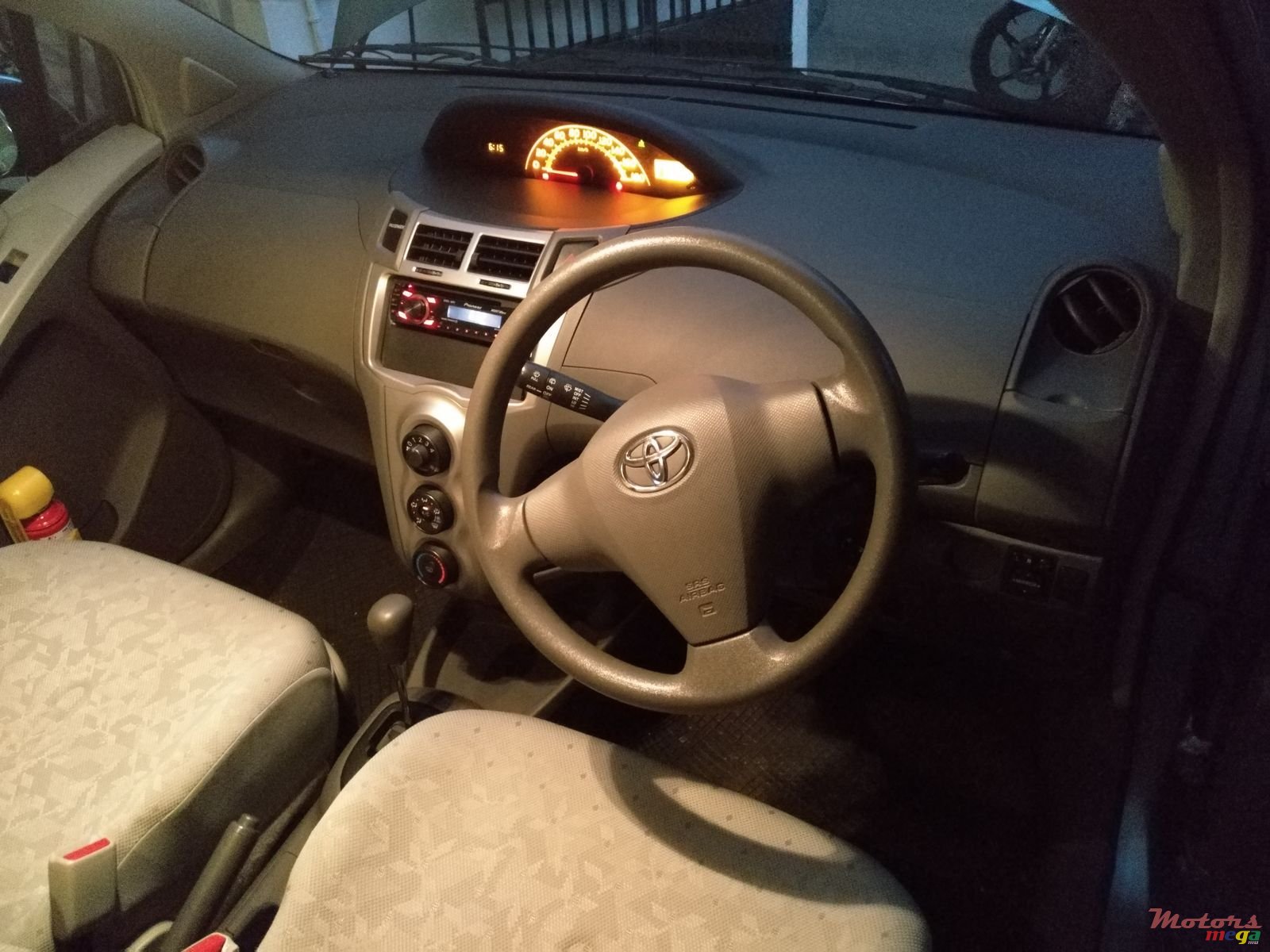 2008' Toyota Vitz photo #7