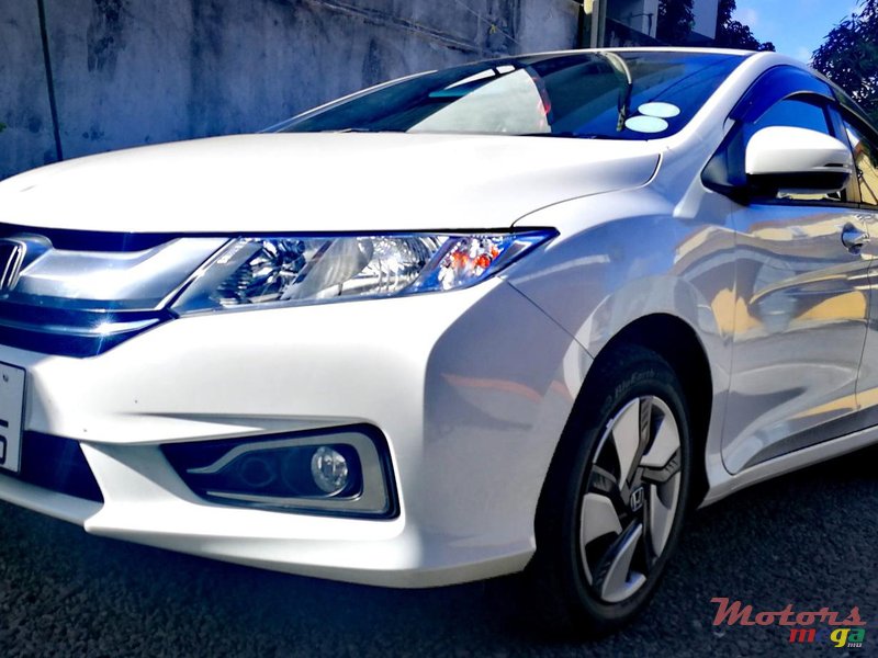2015' Honda Grace Hybrid photo #1