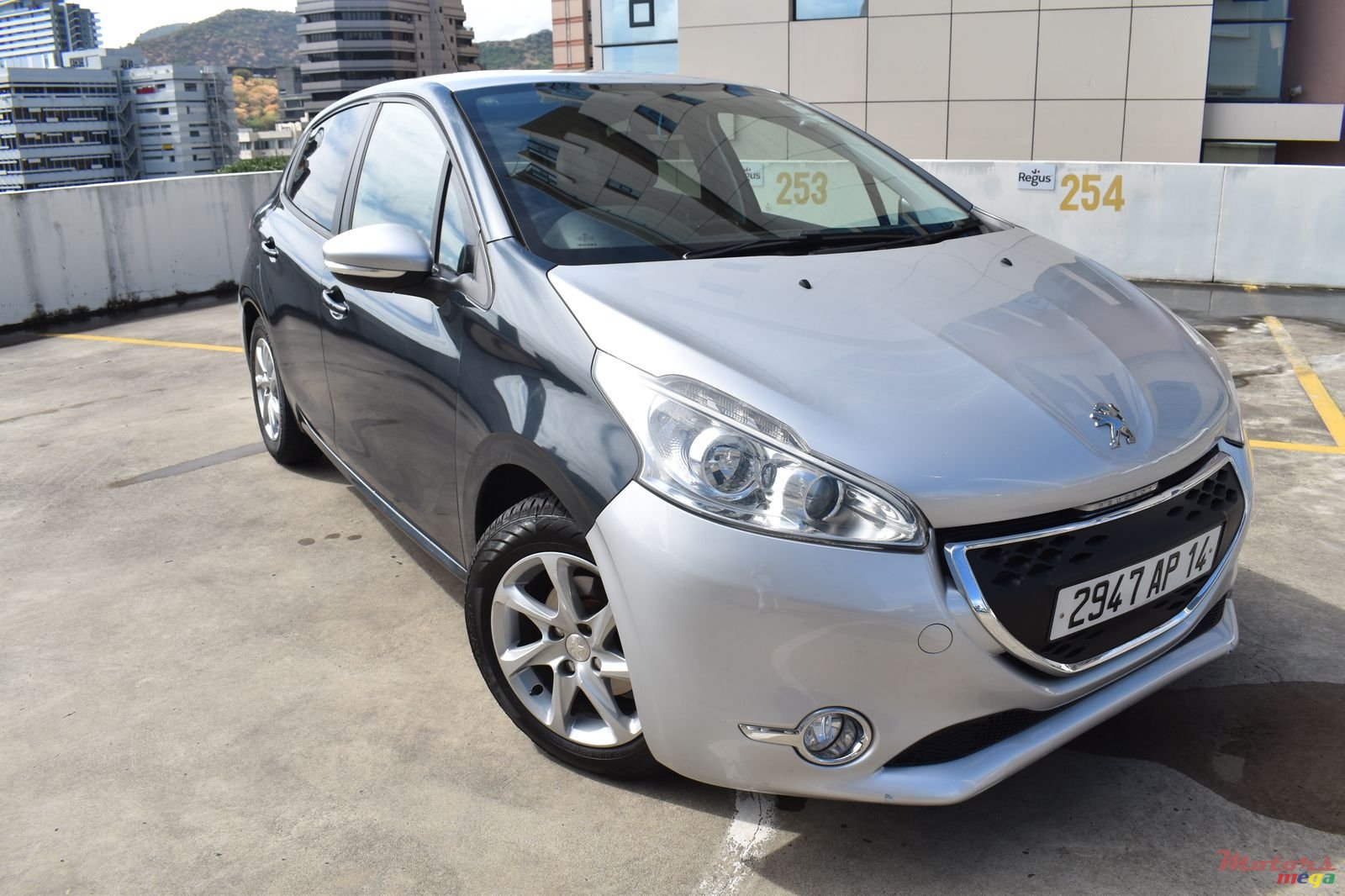 2014' Peugeot 208 HDI 1.4 automatique photo #1