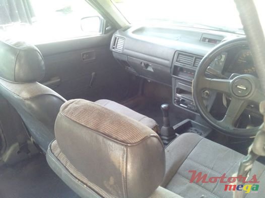 1989' Mazda saloon photo #2