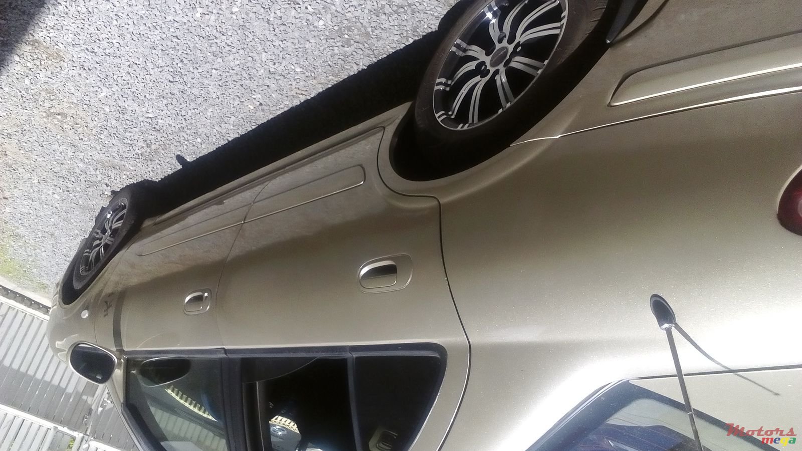 2001' Nissan Sunny photo #2