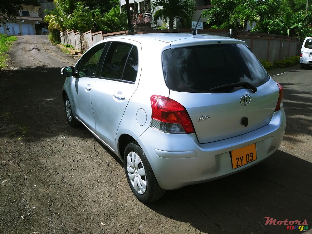 2009' Toyota Vitz 1300 photo #3