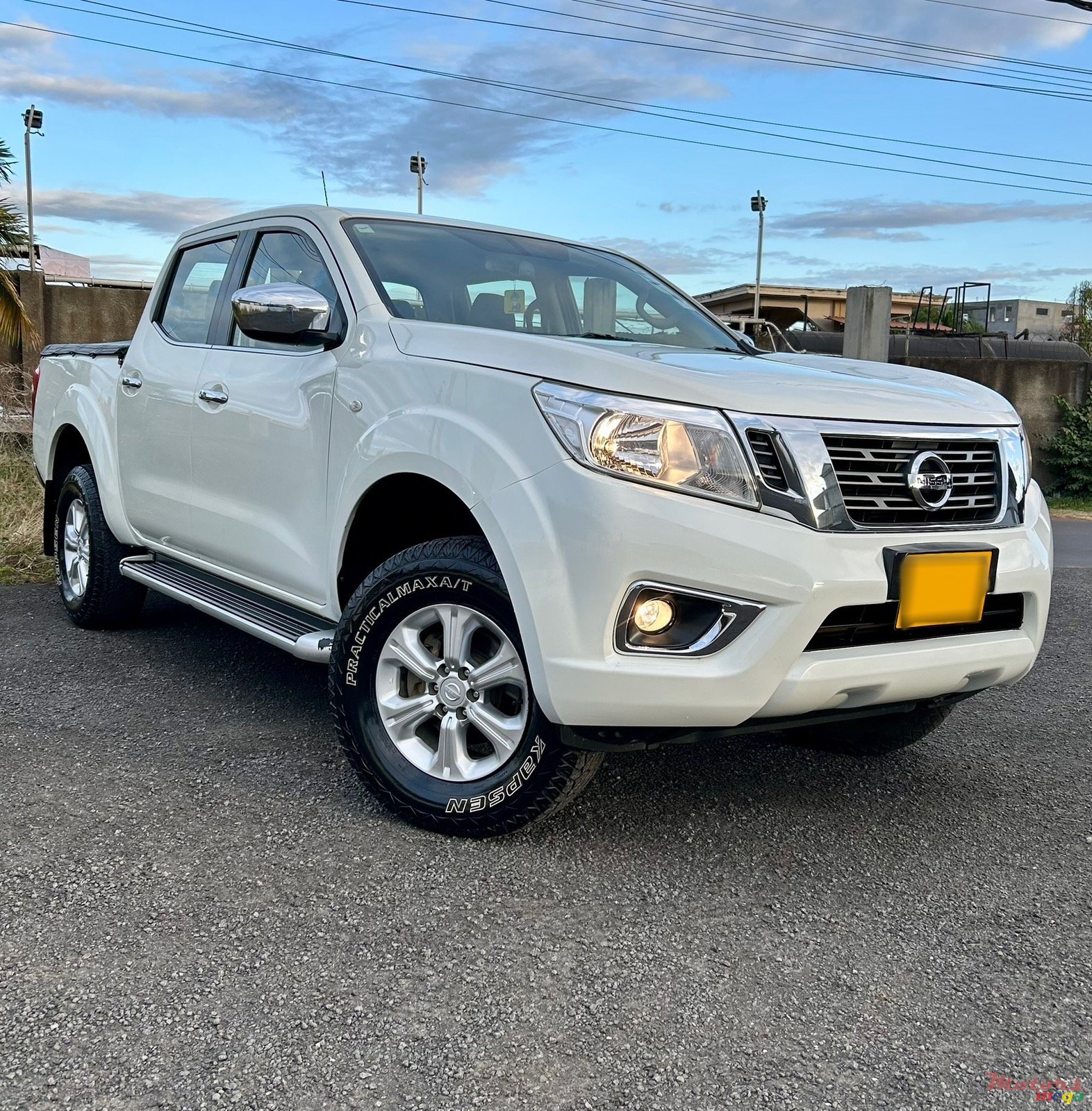 2021' Nissan Navara 2x4 photo #1