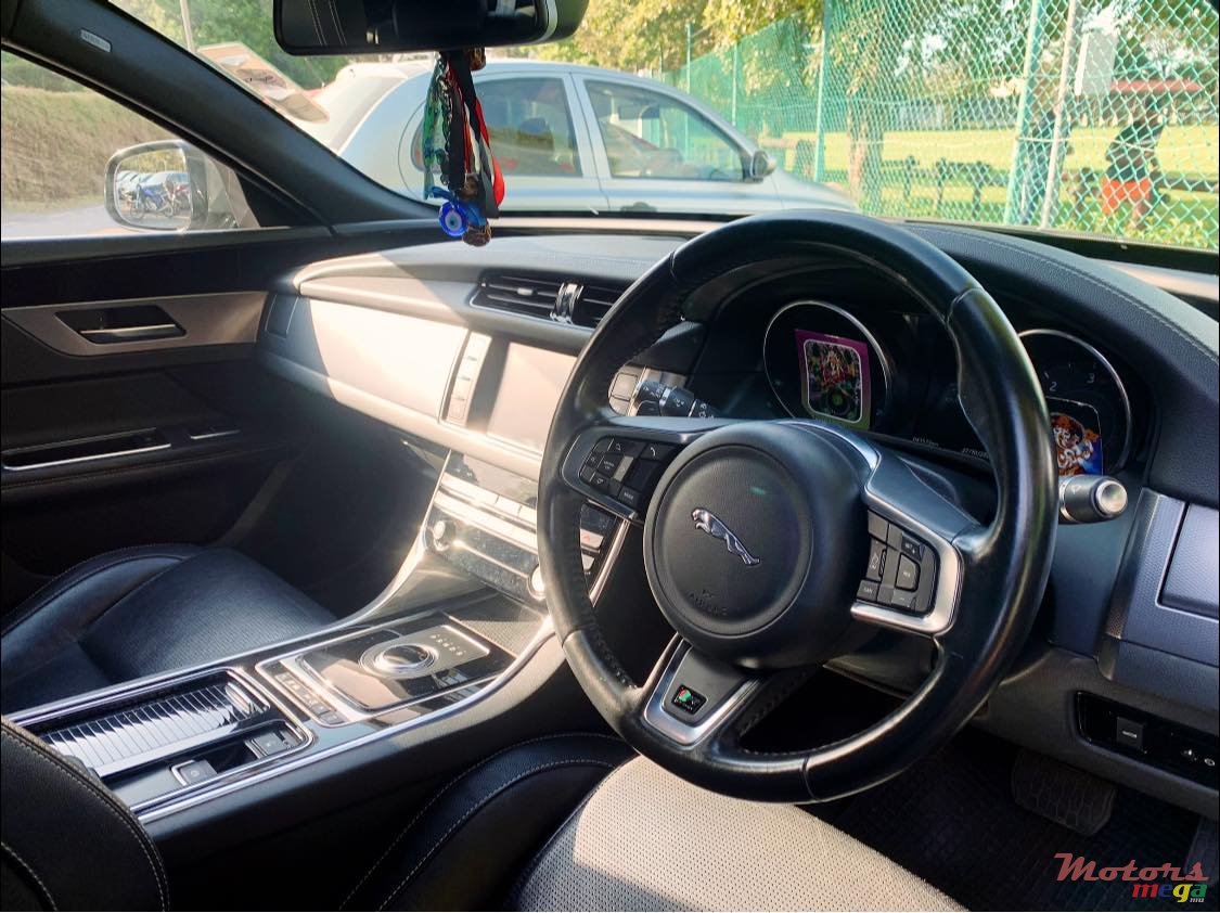 2018' Jaguar XF R Sport 2.0d photo #5