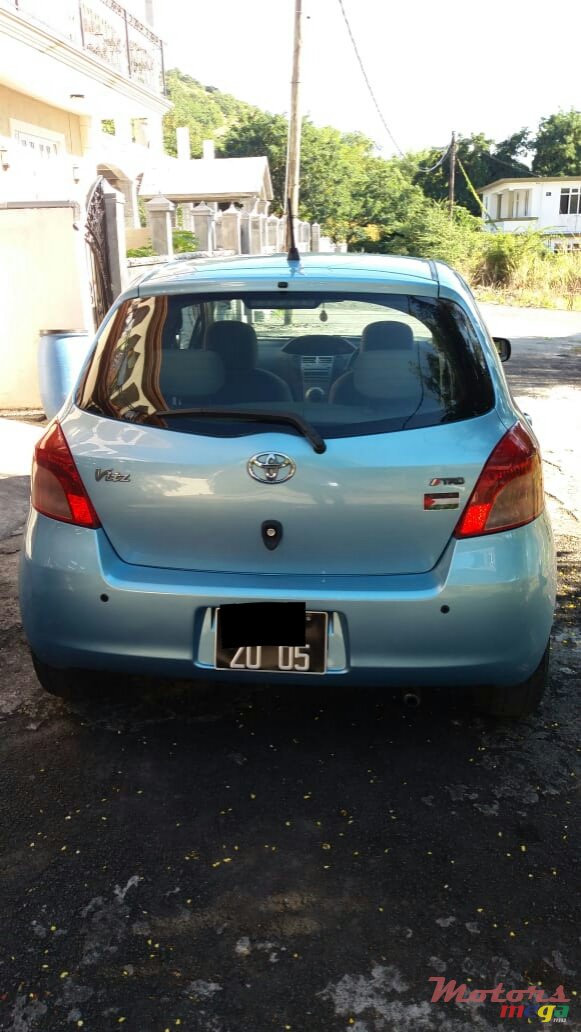 2005' Toyota Vitz photo #2