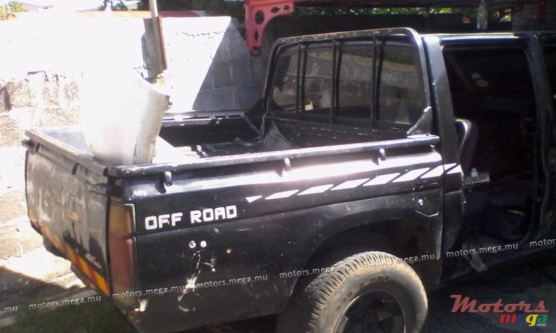 1994' Nissan 2/4 photo #1