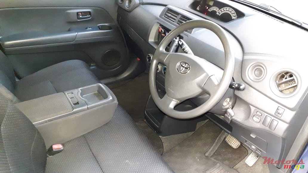 2007' Toyota Scion Bb photo #4