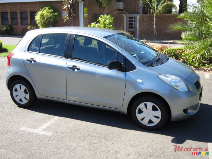 2006' Toyota Vitz photo #1