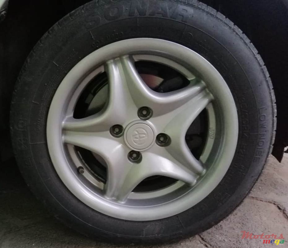 2009' Toyota Vitz photo #3