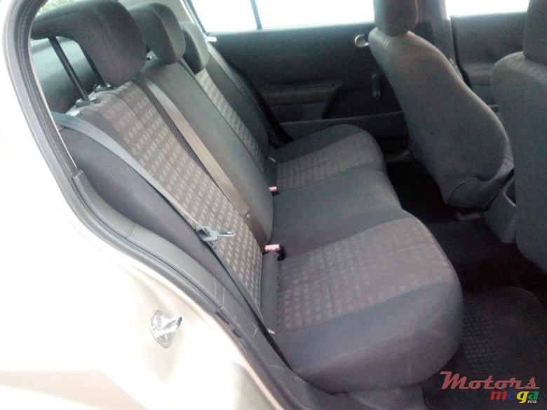 2008' Renault Megane photo #5