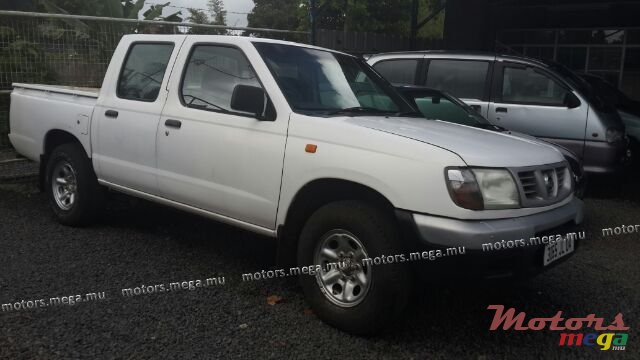 2004' Nissan 2x4 photo #1