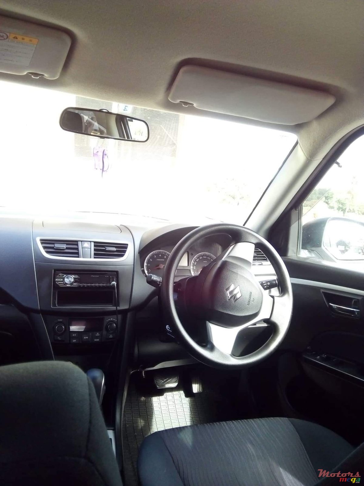 2011' Suzuki Swift photo #1