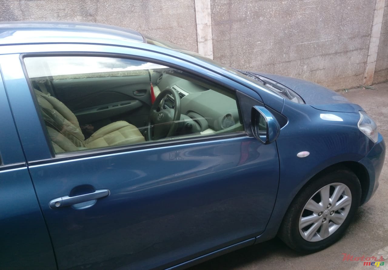 2012' Toyota Yaris photo #4