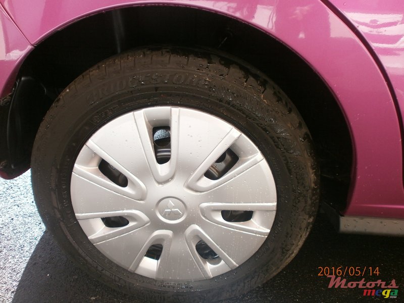 2012' Mitsubishi Mirage photo #6