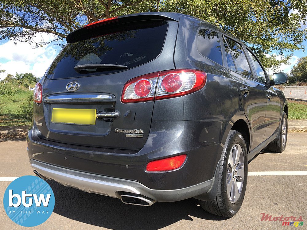 2012' Hyundai Santa Fe photo #3