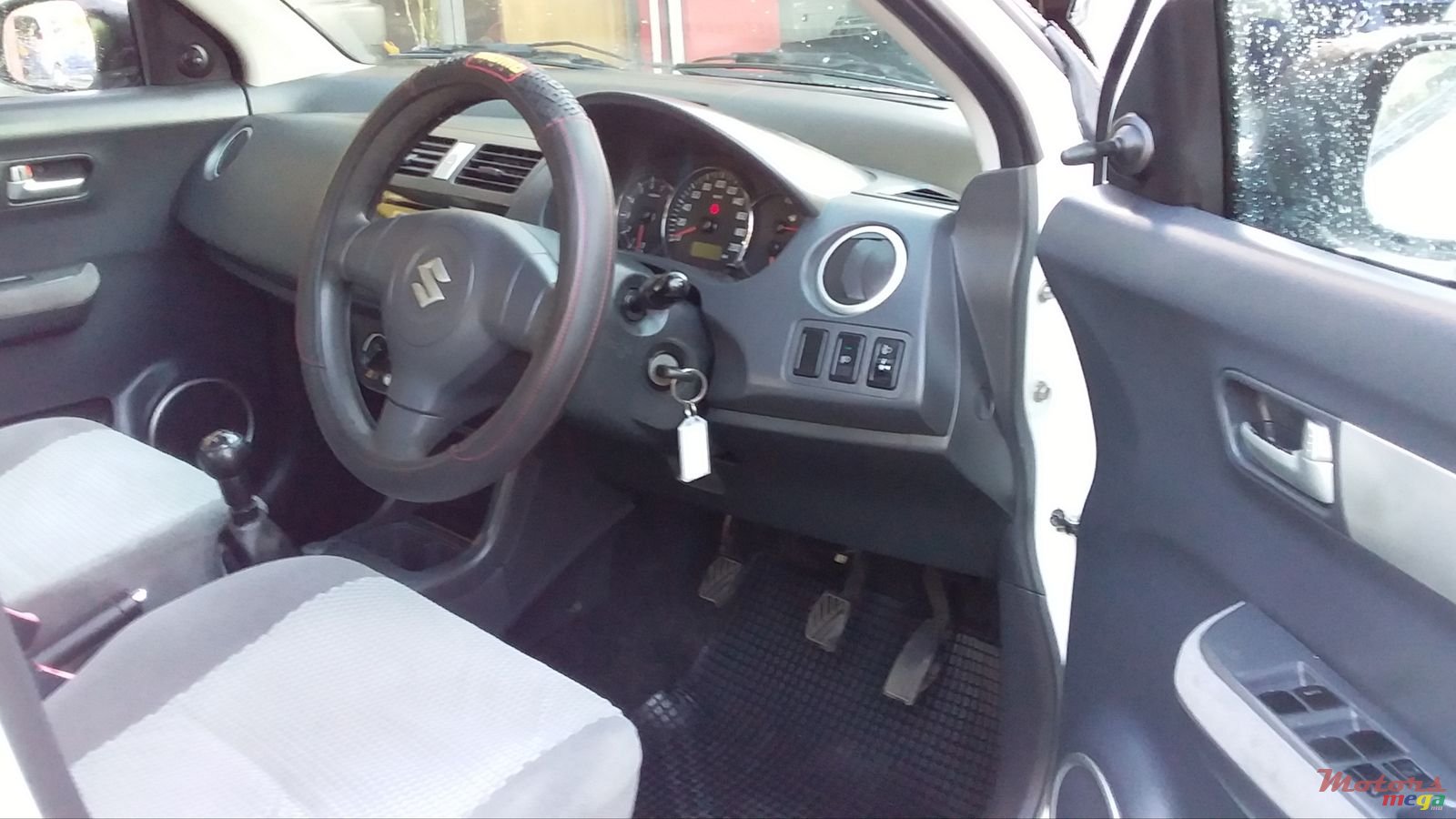 2012' Suzuki Swift Dsire photo #3