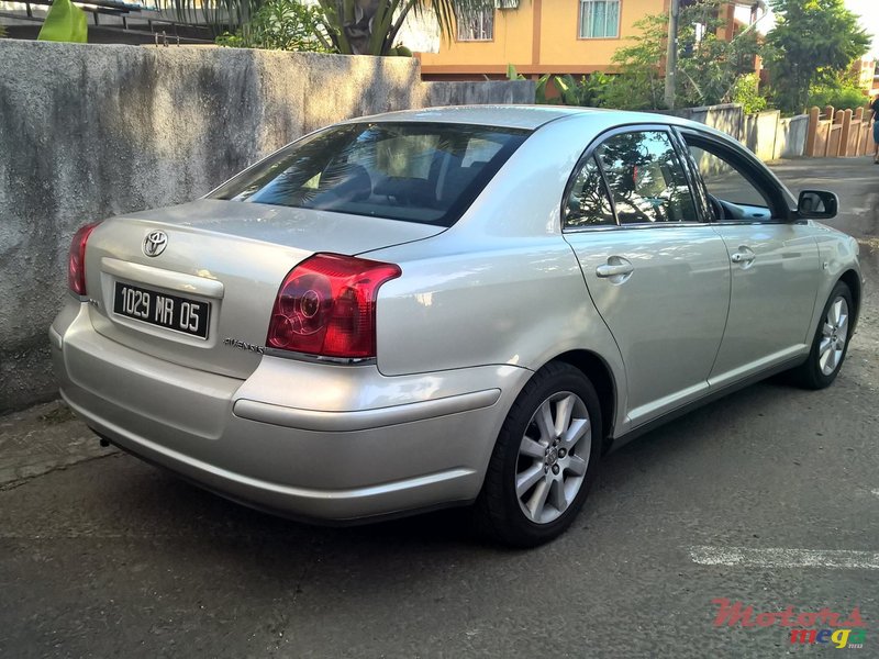 2005' Toyota Avensis photo #2