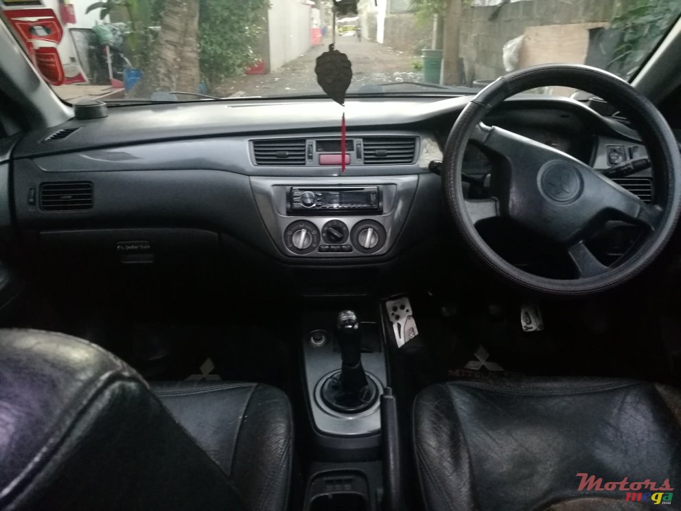 2005' Mitsubishi Lancer photo #4