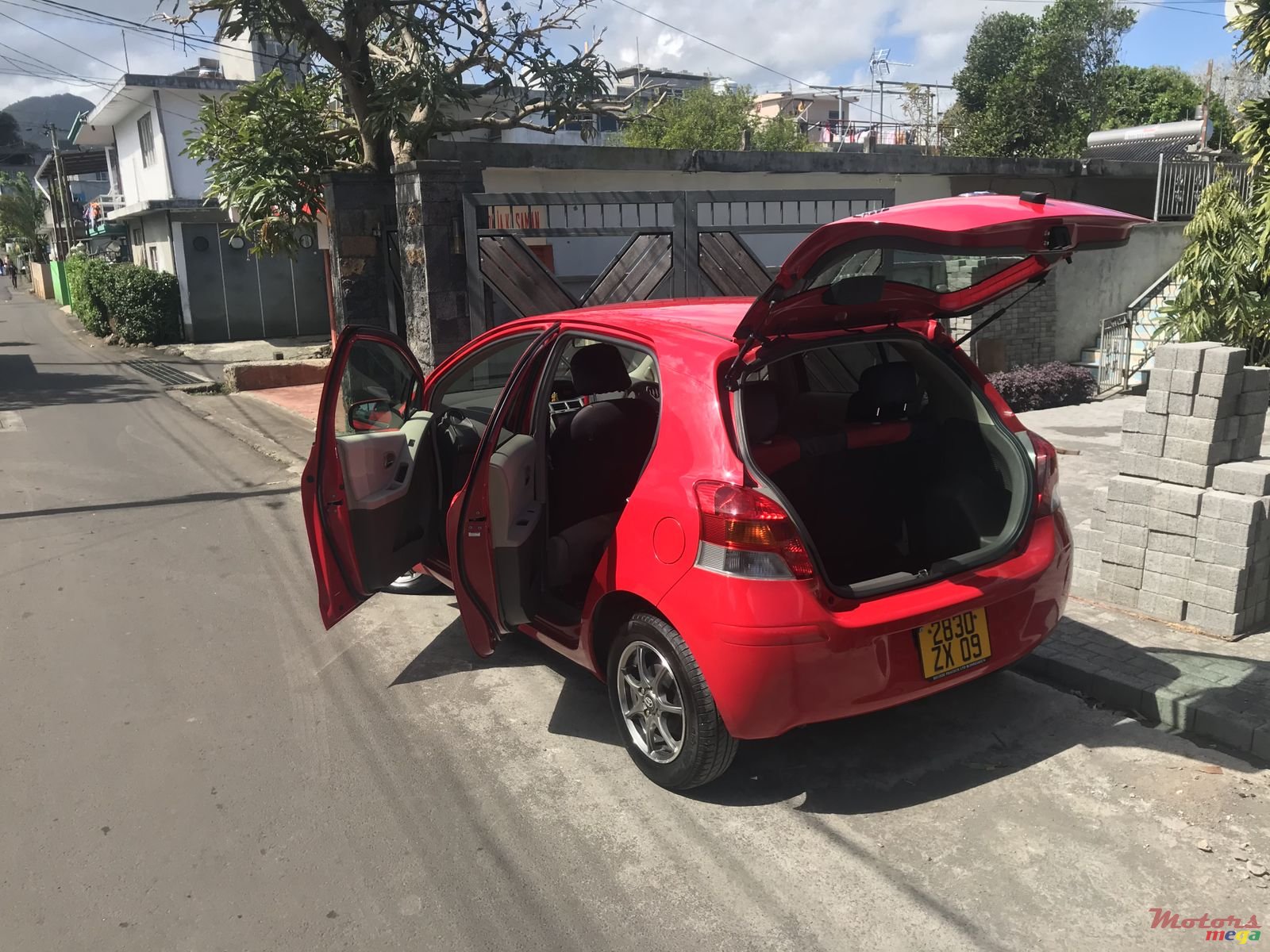 2009' Toyota Vitz photo #3