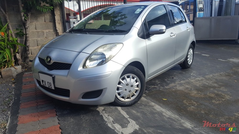 2008' Toyota Vitz photo #2