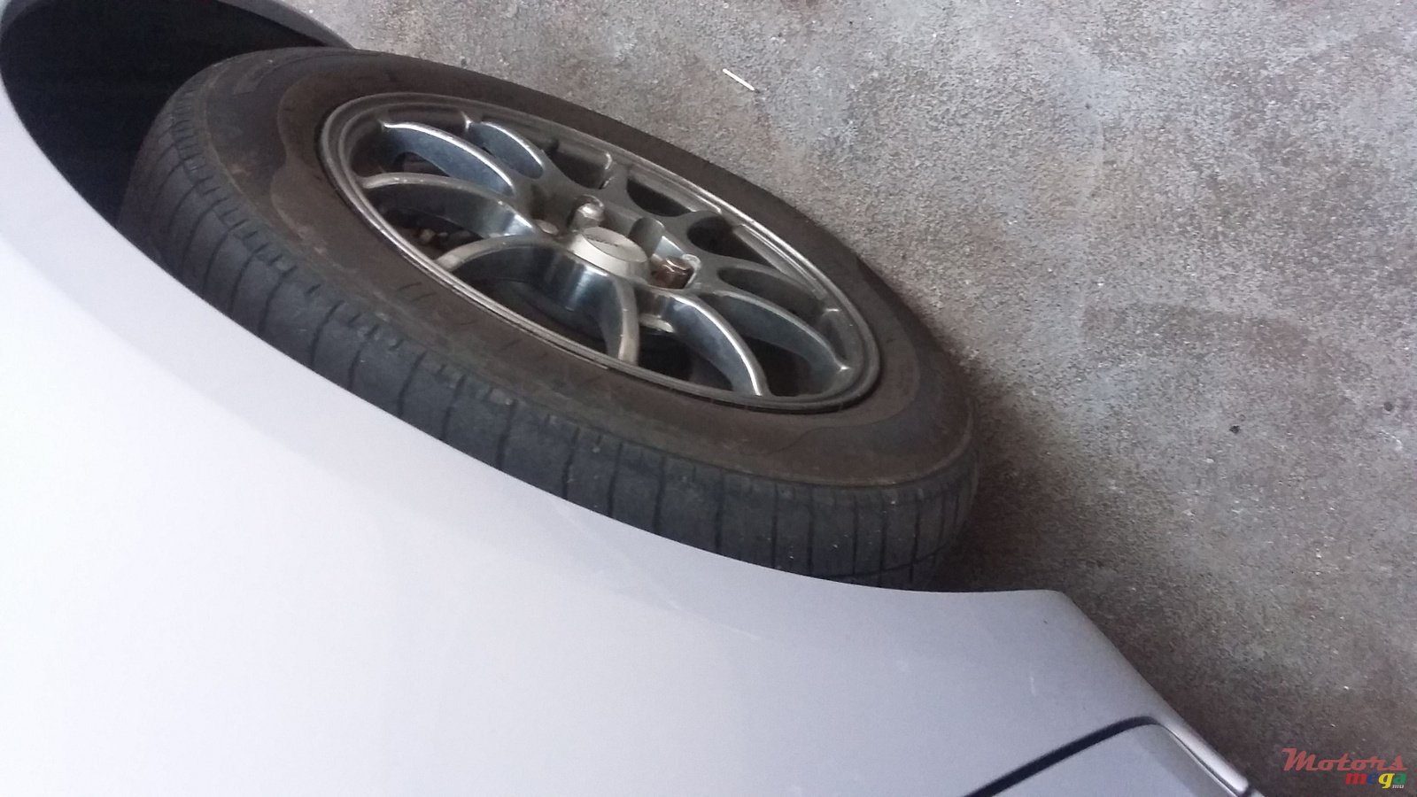 2009' Toyota Vitz photo #2