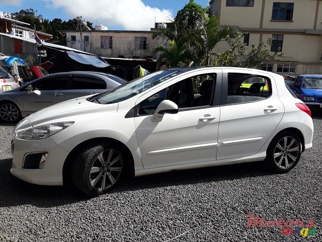 2012' Peugeot 308 photo #3