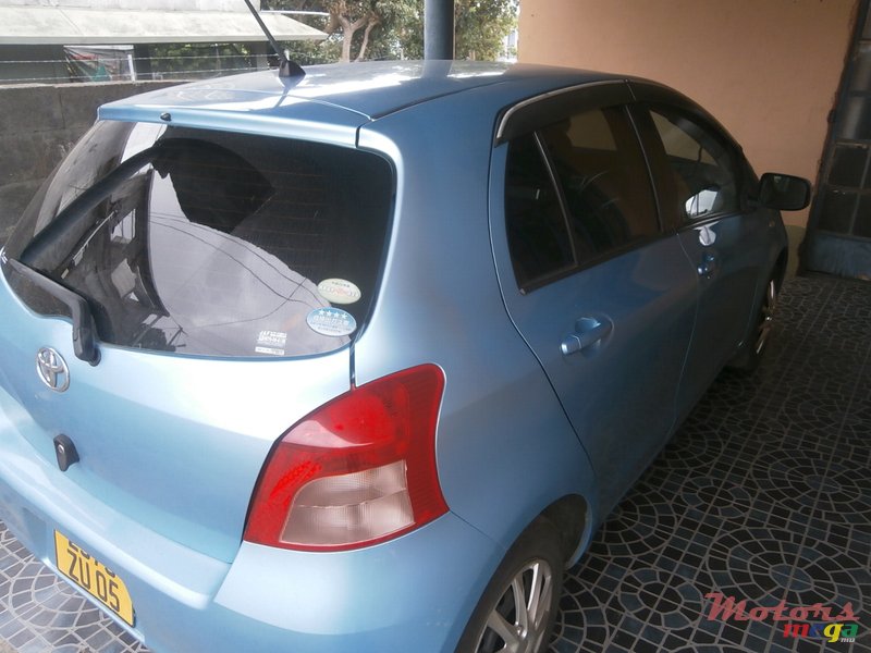 2005' Toyota Vitz photo #2