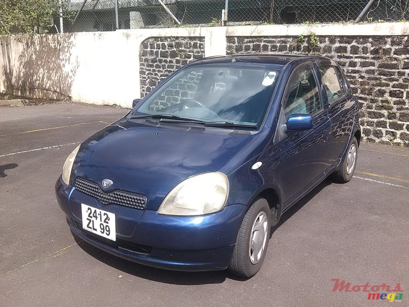 1999' Toyota Vitz photo #1