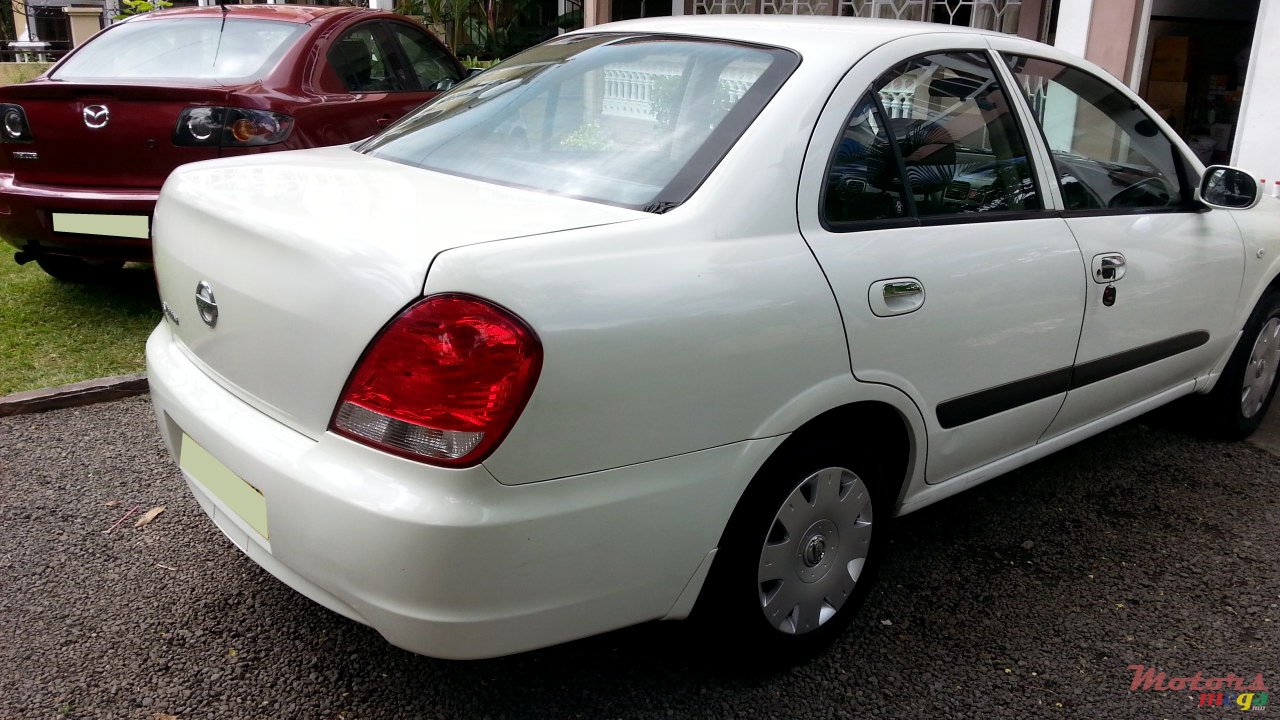 2011' Nissan photo #1