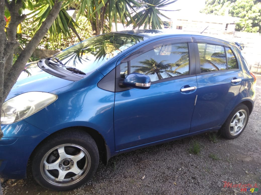 2009' Toyota Vitz photo #1