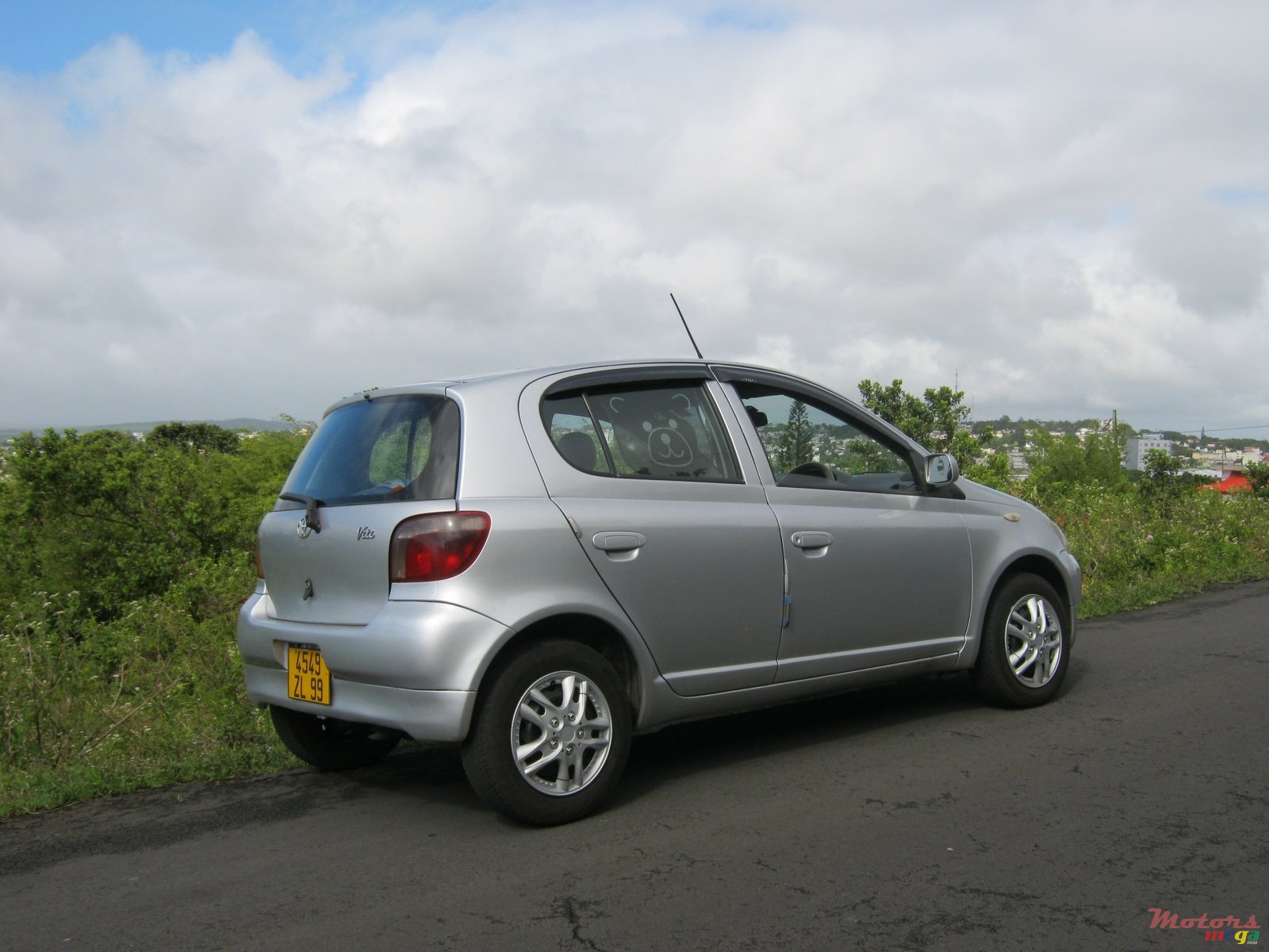 1999' Toyota Vitz photo #2