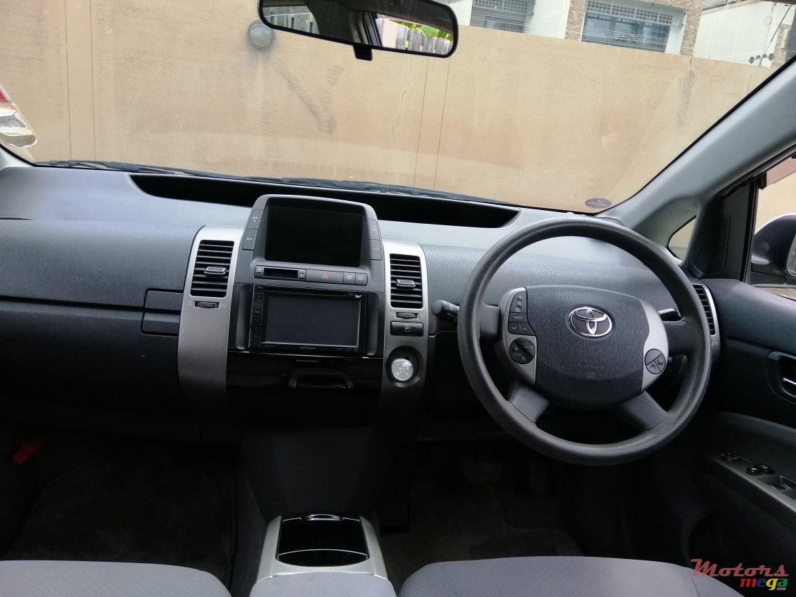 2012' Toyota Prius photo #3